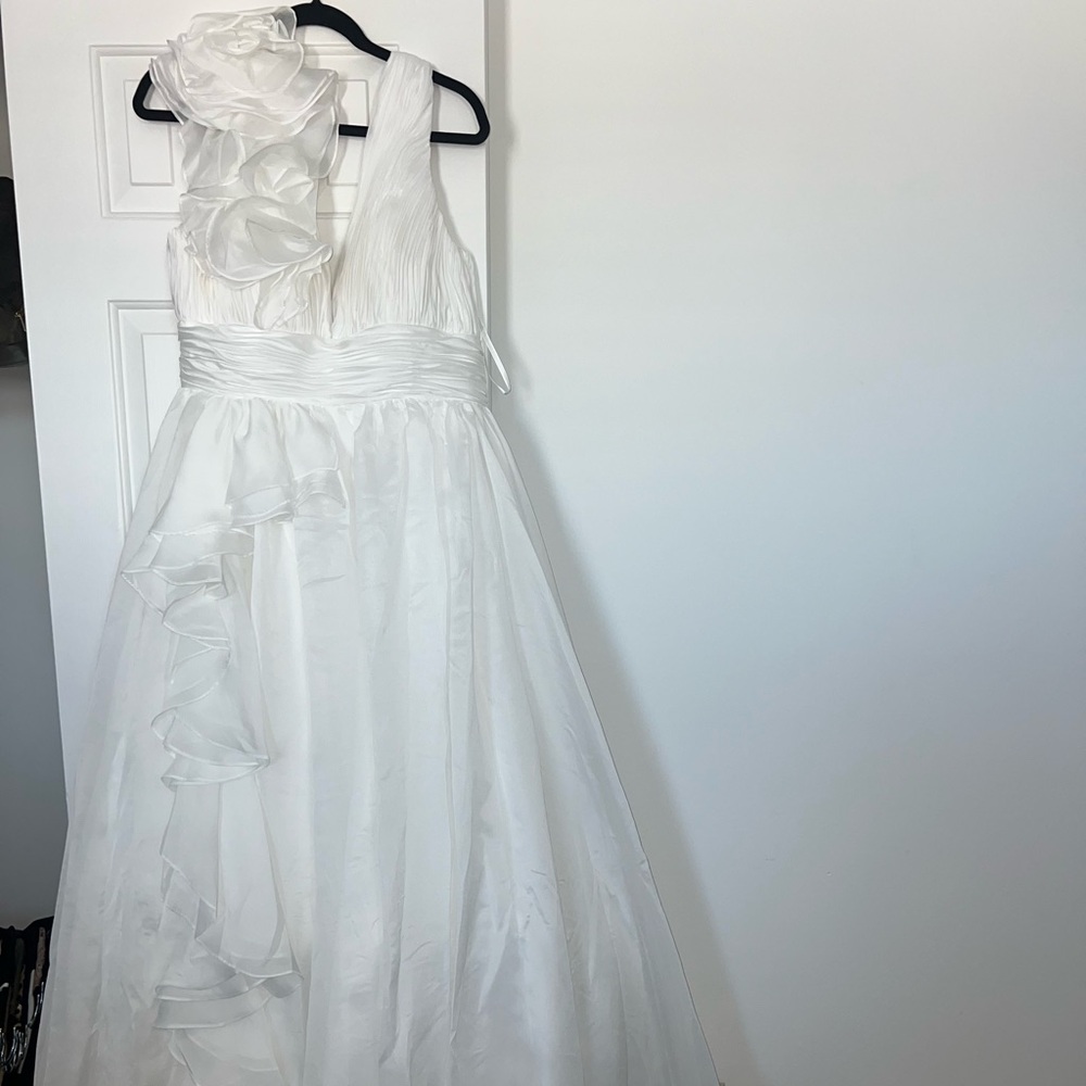 Elegant White Sleeveless Dress